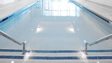 Kolam renang indoor