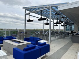 2 restaurantes, se sirve almuerzo 