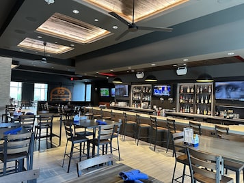 2 restaurants, lunch served