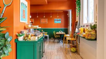 Tägliches Frühstücksbuffet (15 EUR pro Person)