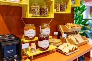 Buffet déjeuner servi tous les jours en supplément