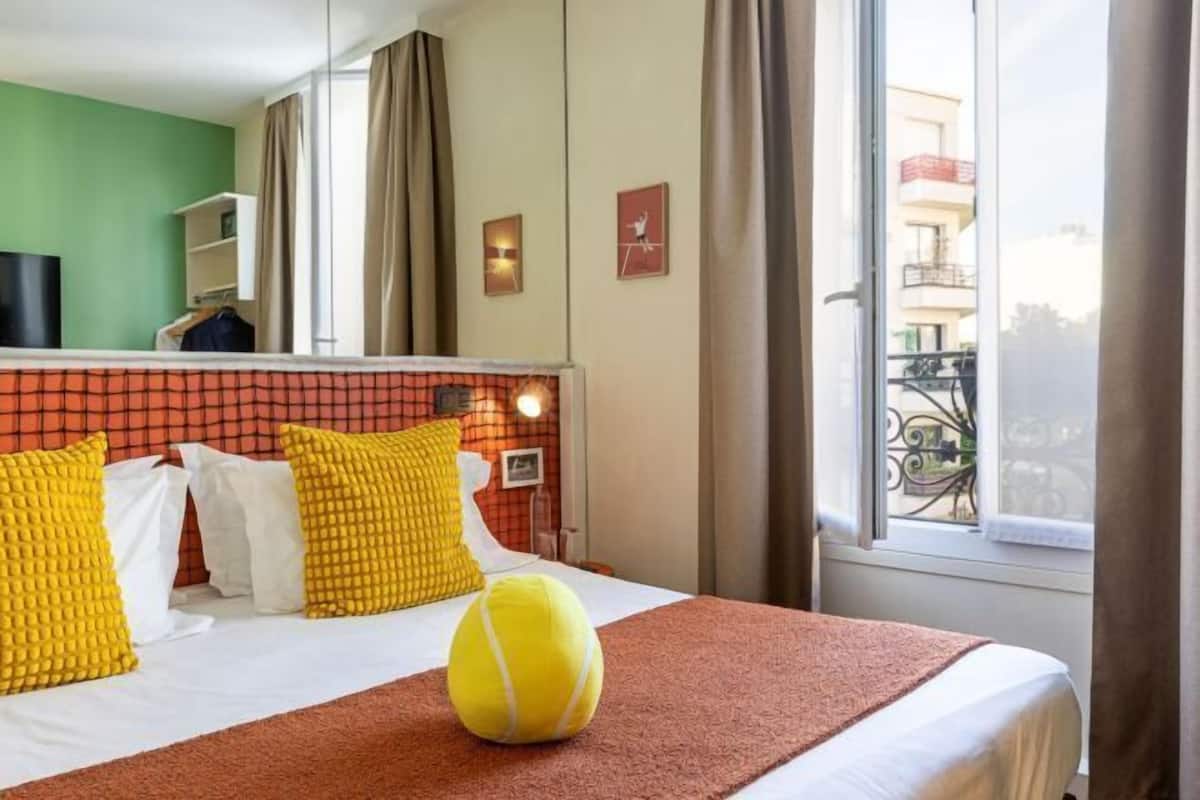 Premium bedding, in-room safe, desk, blackout curtains