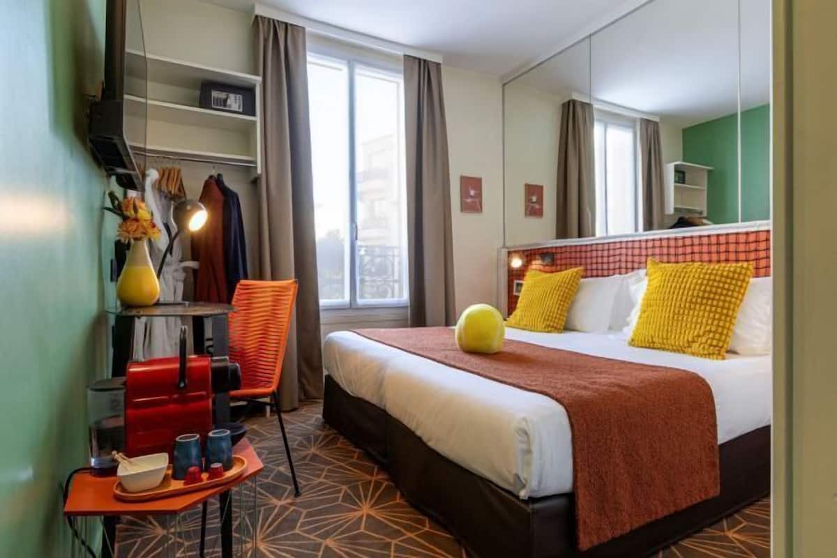 Premium bedding, in-room safe, desk, blackout curtains