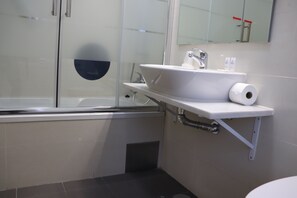 Family Double Room, Private Bathroom | Bathroom | Deep-soaking bathtub, free toiletries, bidet, towels - Belém Tejo - Setubalense (Lisbon)