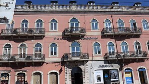 A building with multiple balconies, a visible ATM, and a sign for 'Pensaos Sedulense'. - Belém Tejo - Setubalense (Lisbon)