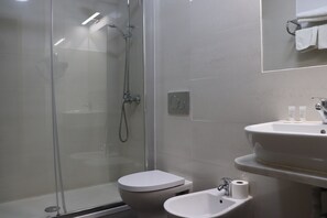 Double Room, Private Bathroom | Bathroom | Deep-soaking bathtub, free toiletries, bidet, towels - Belém Tejo - Setubalense (Lisbon)