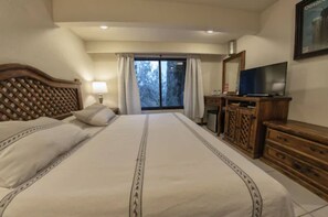 Superior Suite (Master) | Desk, free WiFi, bed sheets - Casa Yunenisa (Oaxaca)