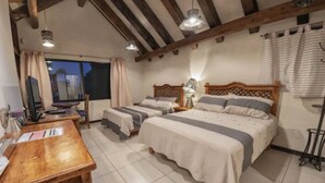 Escritorio, wifi gratis y ropa de cama 