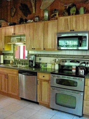 บ้านพักสแตนดาร์ด, 2 ห้องนอน, วิวแม่น้ำ, ติดภูเขา | ครัวส่วนตัว | ตู้เย็น, ไมโครเวฟ, เตาประกอบอาหาร, เครื่องล้างจาน