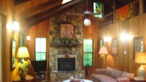 Flat-screen TV, fireplace, DVD player - My Little Blue House (Hiawassee)