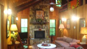 Flat-screen TV, fireplace, DVD player