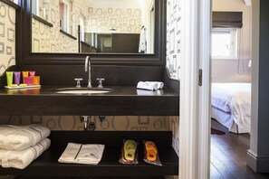Chambre Supérieure Double ou avec lits jumeaux, 1 très grand lit | Salle de bain | Douche à « effet pluie », articles de toilette de luxe, sèche-cheveux