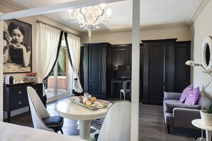 Grand suite | Woonruimte | Een 30-inch flatscreentelevisie met kabelzenders en een televisie