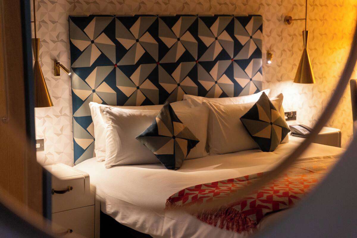 room, 1 king bed | in-room safe, desk, laptop workspace, blackout curtains