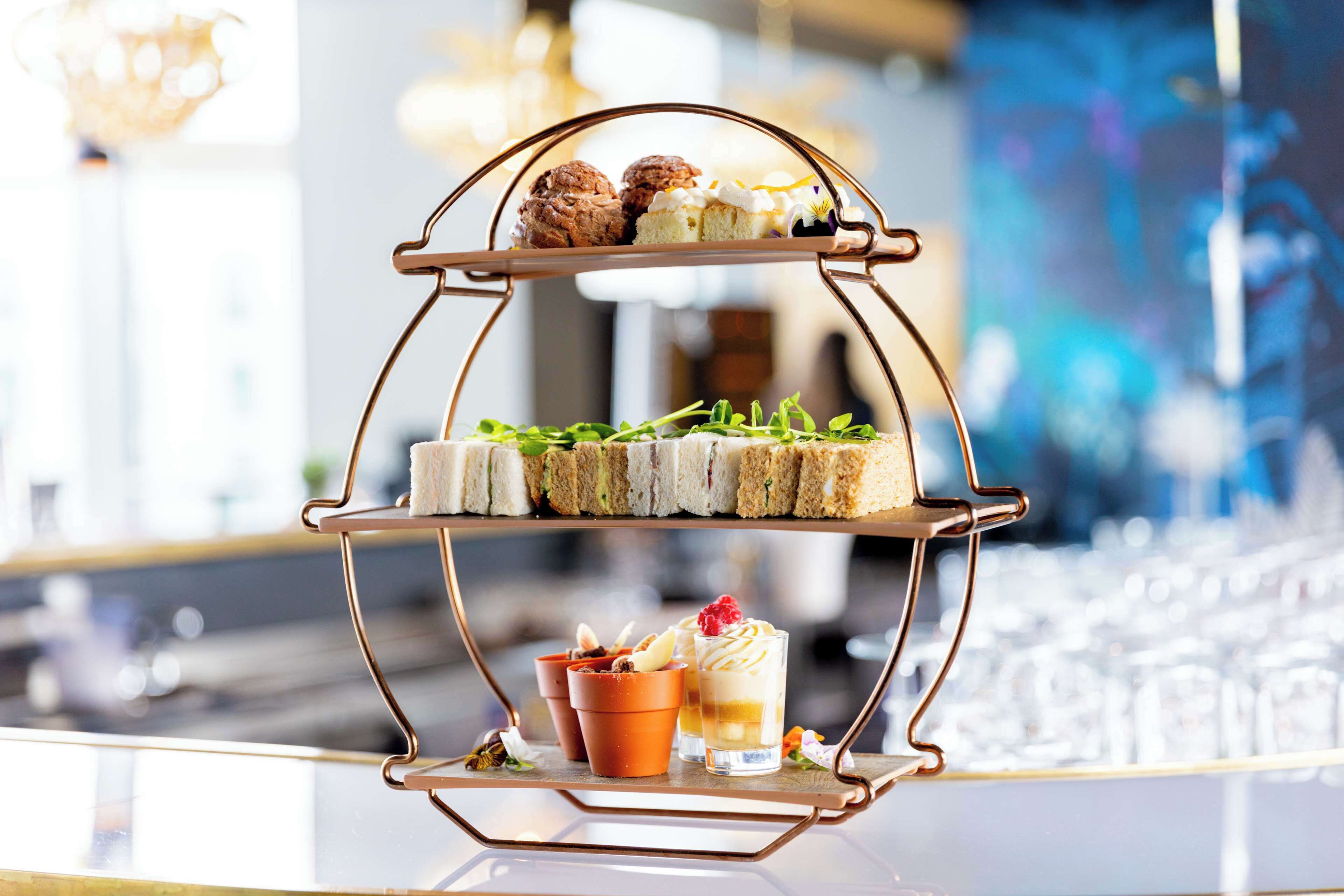 Une présentation de desserts à étages, comprenant diverses pâtisseries et une boisson.