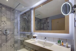 Shower, free toiletries, hair dryer, towels - Hilton Bournemouth (Bournemouth)