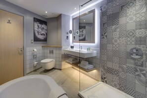 Shower, free toiletries, hair dryer, towels - Hilton Bournemouth (Bournemouth)