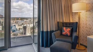 Caja fuerte, escritorio, espacio para trabajar con un portátil