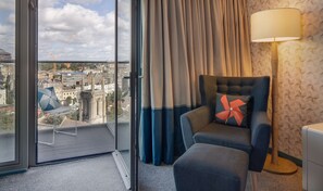 In-room safe, desk, laptop workspace, blackout drapes - Hilton Bournemouth (Bournemouth)