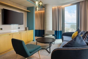 King, Suite, 1 habitación | Área de sala de estar | Televisión LCD 