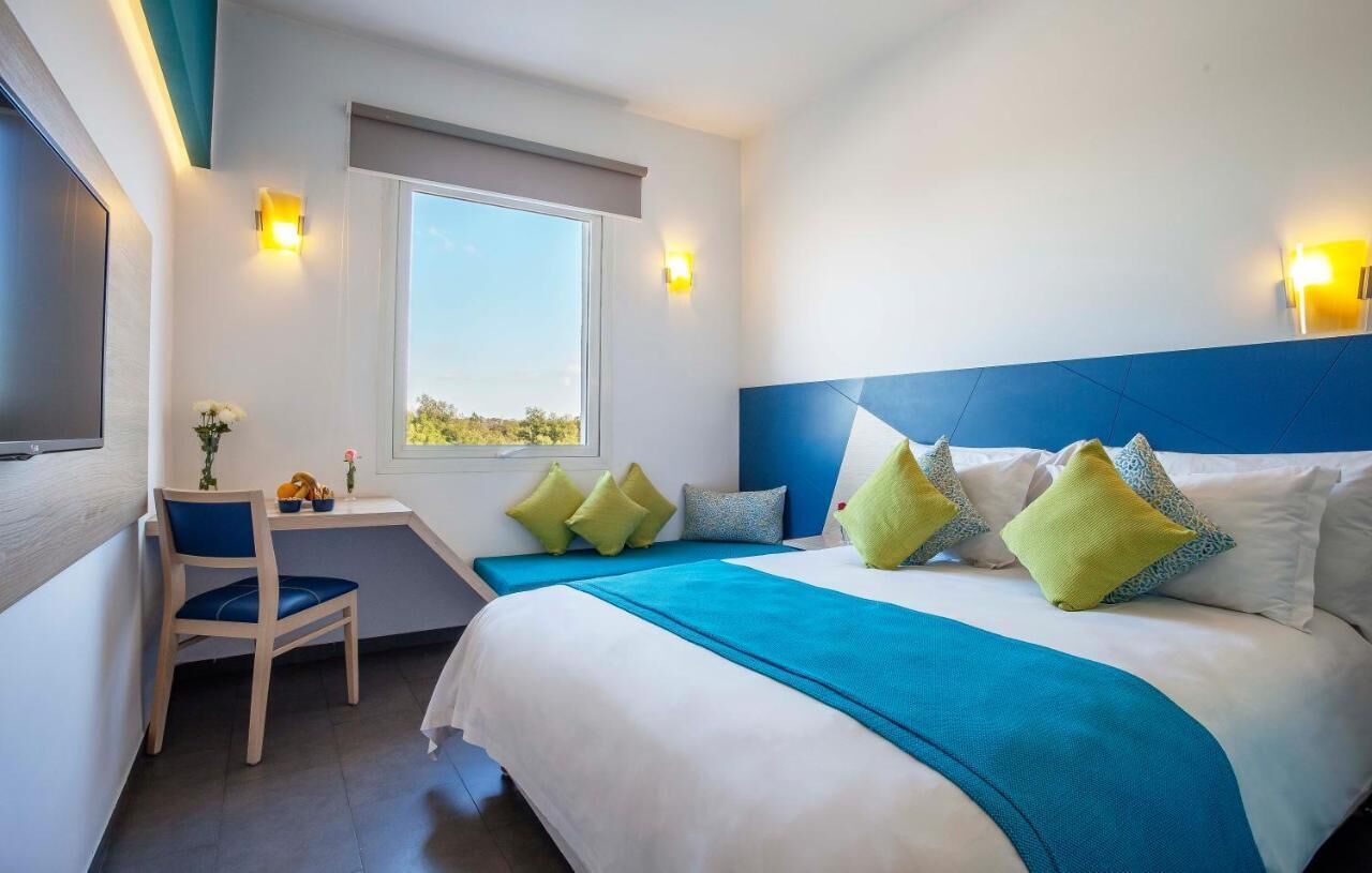 In-room safe, soundproofing, WiFi (free), bed sheets