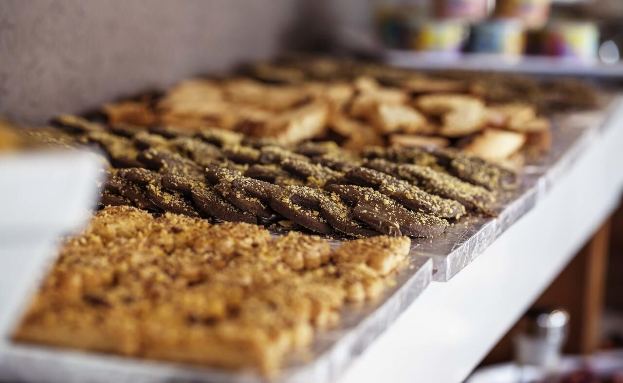 Variedad de productos horneados a la vista, como brownies y galletas.