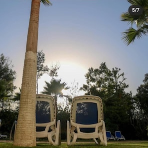 Piscine extérieure, chaises longues