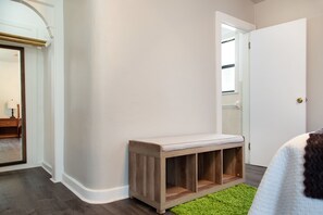 Traditional Room, 1 Queen Bed, Non Smoking | Room amenity