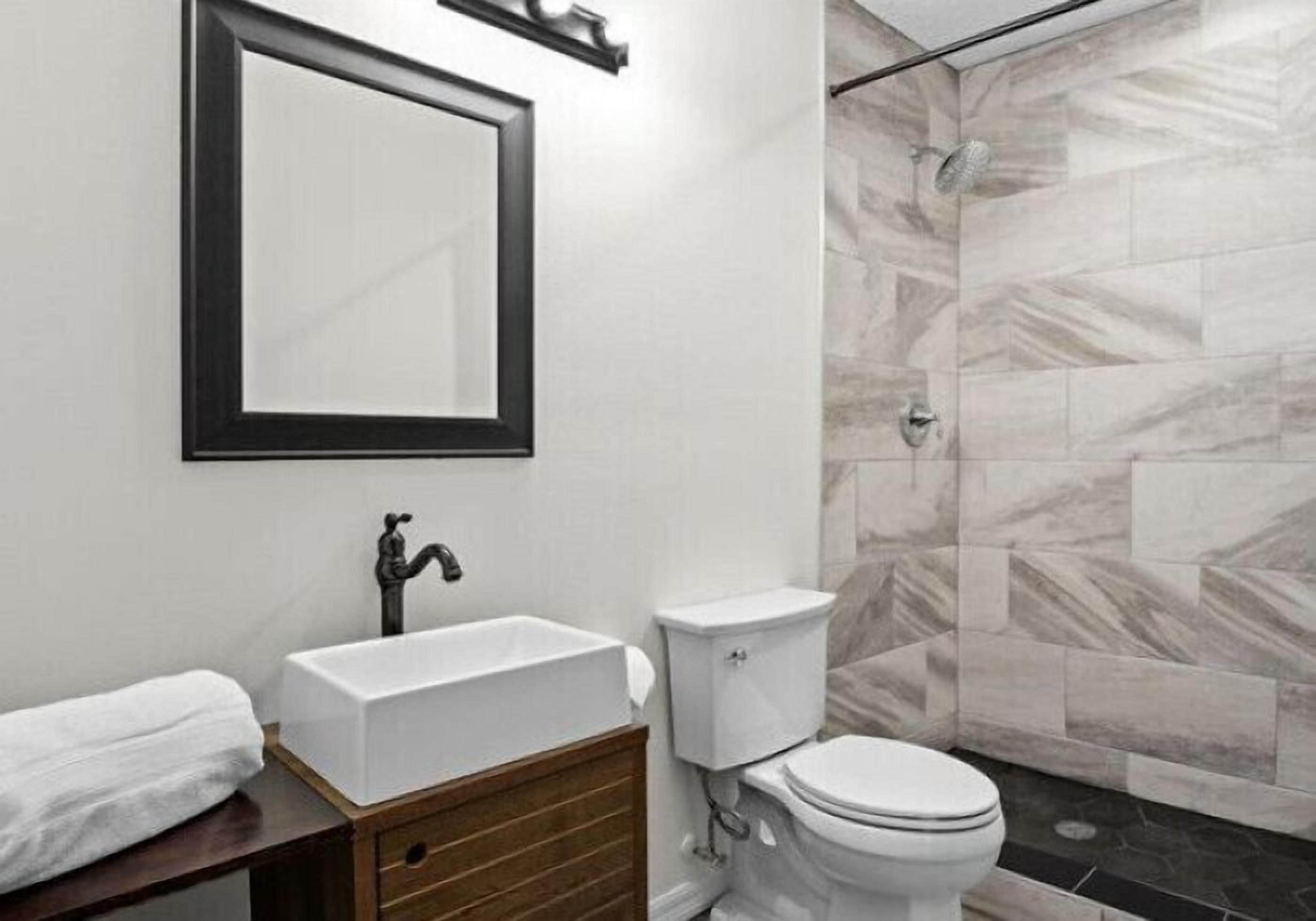 Deluxe Suite | Bathroom | Shower, towels, soap, shampoo