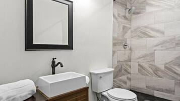 Deluxe Suite | Bathroom | Shower, towels, soap, shampoo