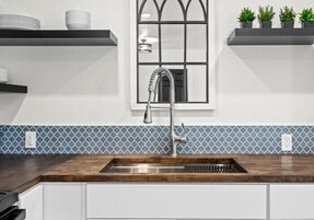 Deluxe Suite | Private kitchen | Mini-fridge, microwave