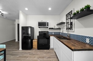 Deluxe Suite | Private kitchen | Mini-fridge, microwave