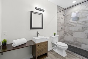 Suite Deluxe | Baño | Regadera, toallas, jabón, shampoo