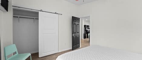 Suite Deluxe | Decoración personalizada, muebles diferentes y escritorio