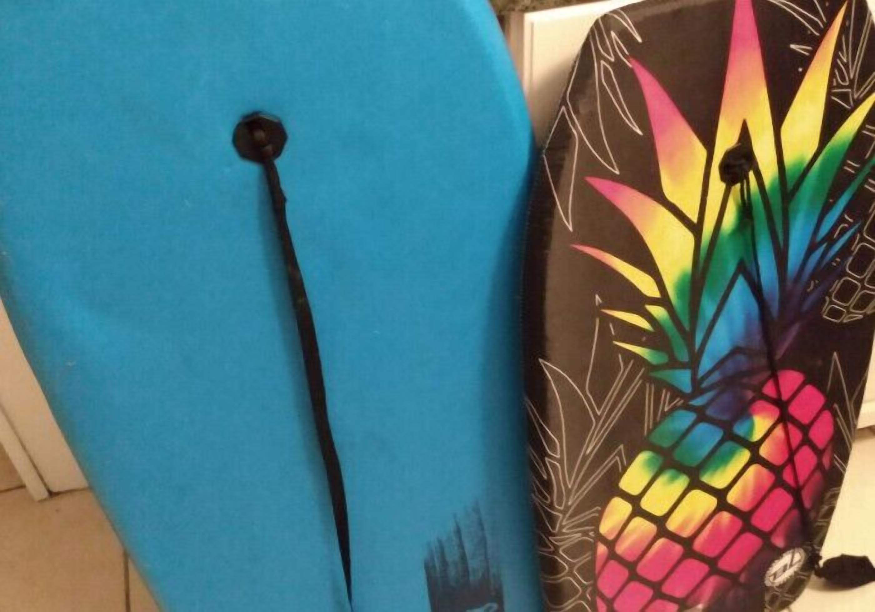 Una silla azul con un botón negro y un objeto negro encima.