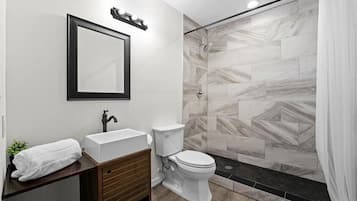 Deluxe-Suite | Badezimmer | Dusche, Handtücher, Seife, Shampoo