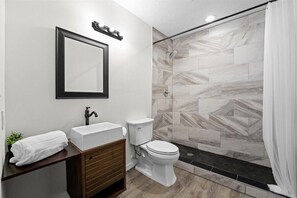 Suite Deluxe, baño privado (Deluxe Queen Suite) | Baño | Regadera, toallas, jabón, shampoo 