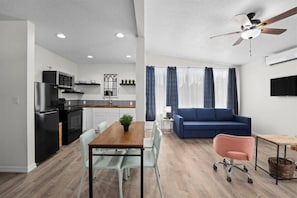 Deluxe Suite | Lounge - Travel Inn of Titusville (Titusville)