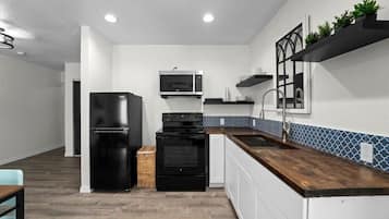 Deluxe Suite | Private kitchen | Mini-fridge, microwave