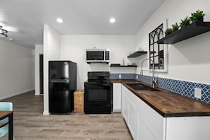 Deluxe Suite | Private kitchen - Travel Inn of Titusville (Titusville)