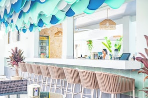 Breakfast, lunch, dinner served; local cuisine - Oz Hotel & Sports Bar (Jacó)