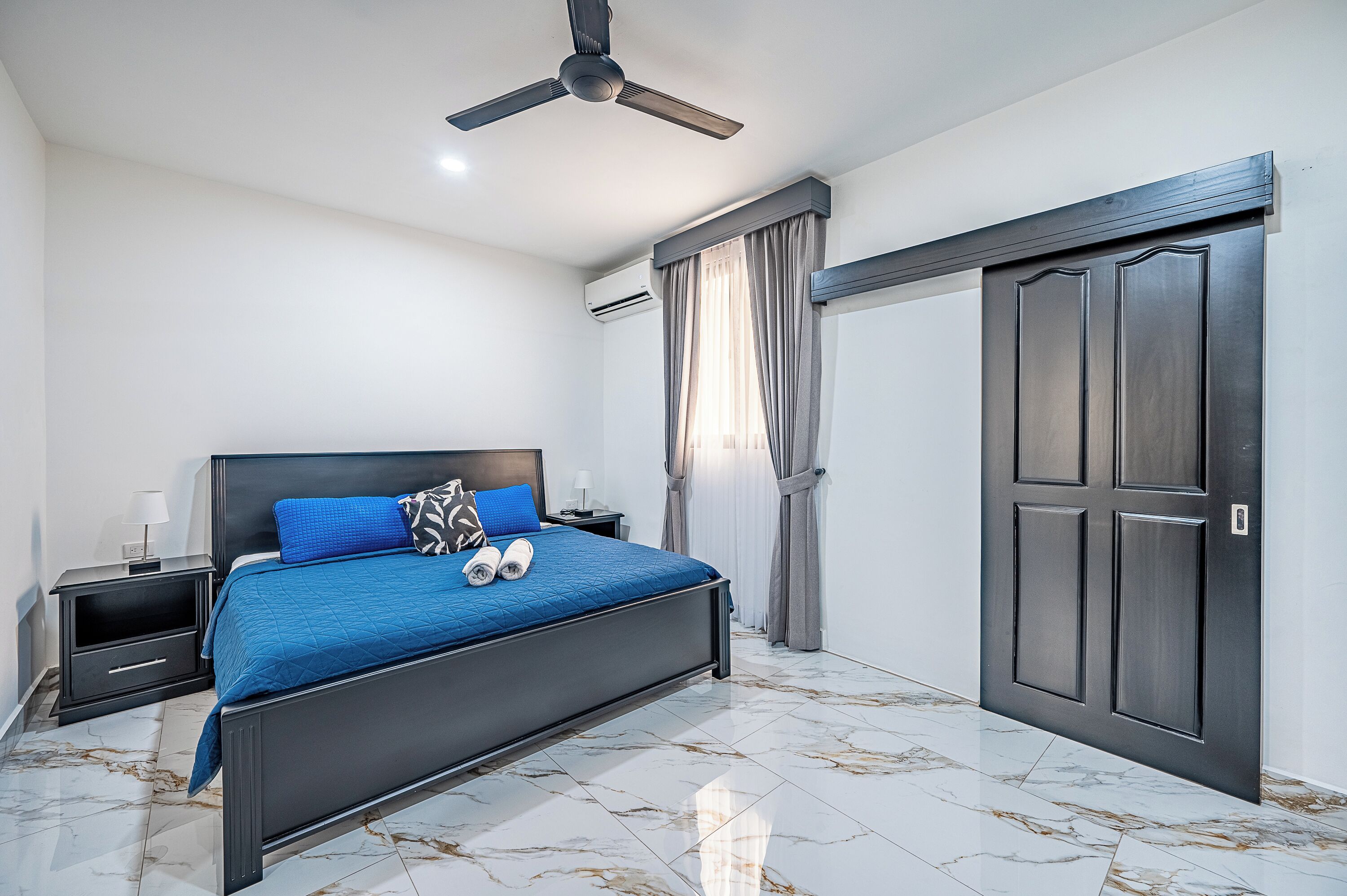 standard room, 1 king bed | down duvets, in-room safe, desk, laptop workspace