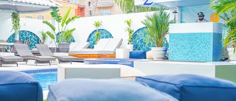 Bar au bord de la piscine