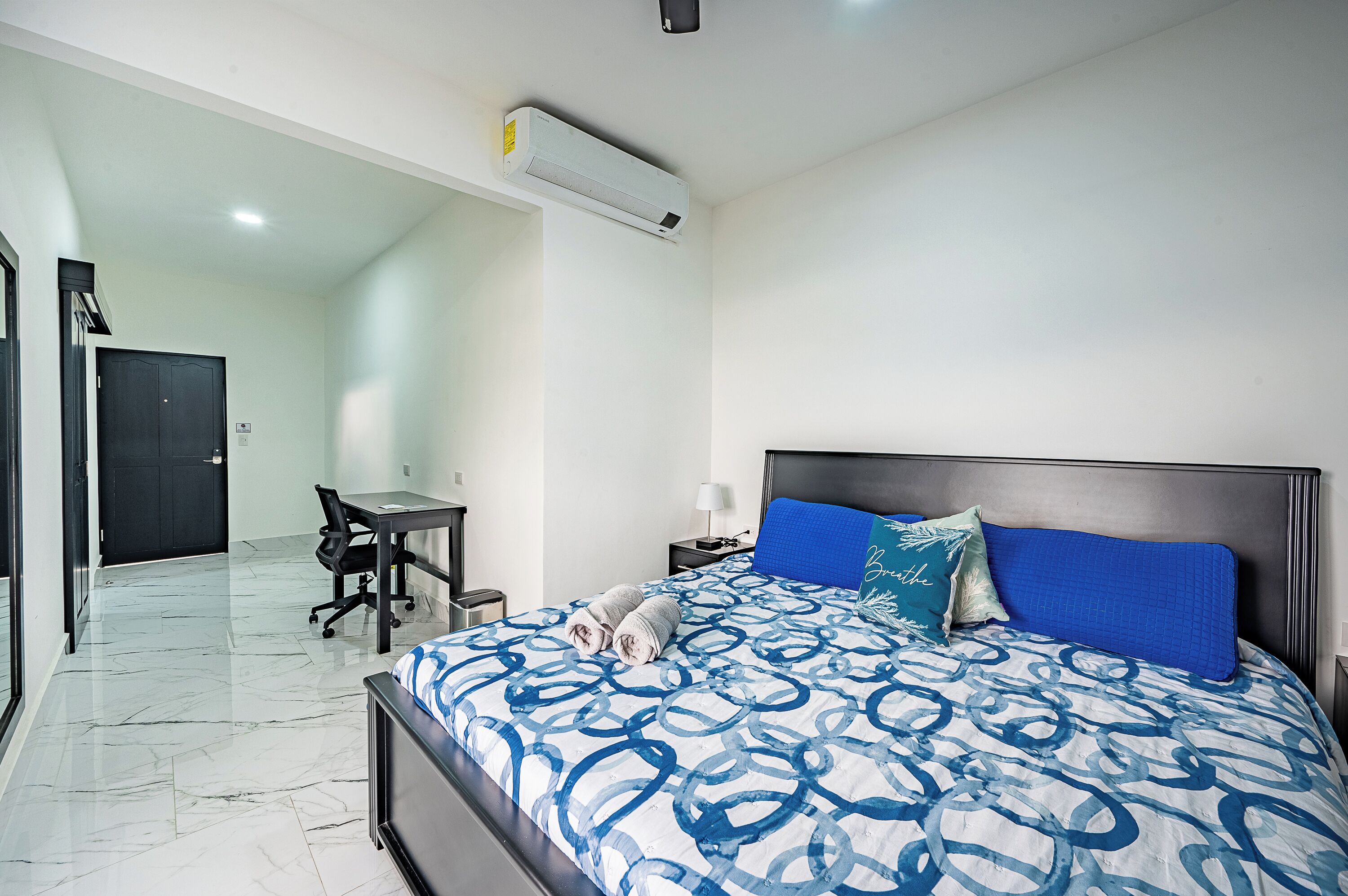 signature room, 1 king bed, balcony | down duvets, in-room safe, desk, laptop workspace