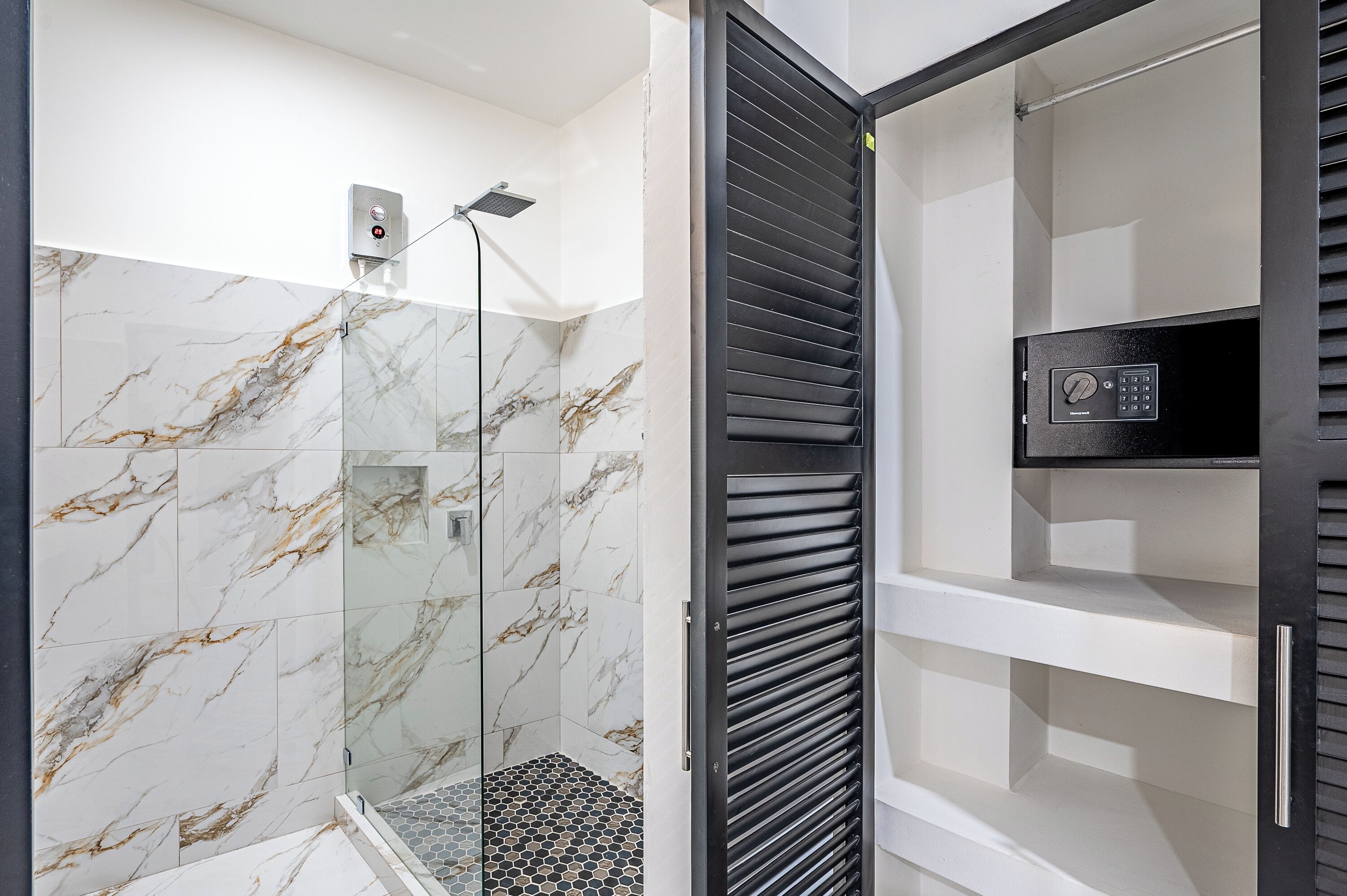 standard room, 1 king bed | bathroom | shower, towels, soap, shampoo