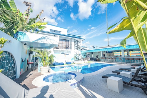 Oz Hotel & Sports Bar