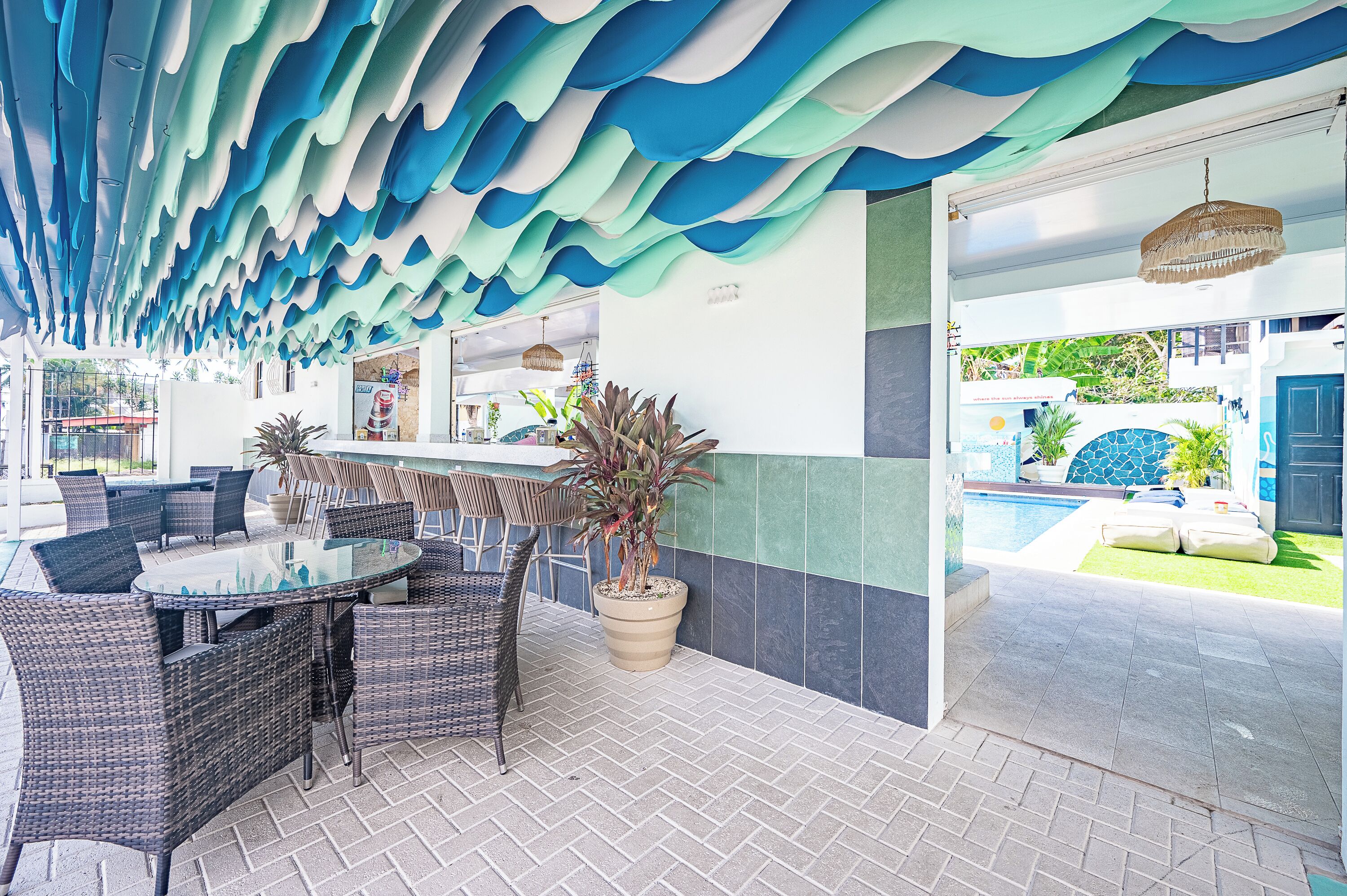 Bar en bord de piscine