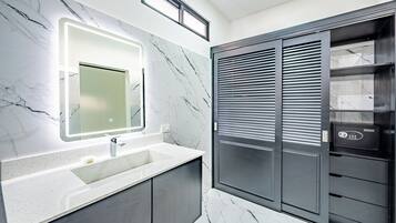 Habitación Prestigio, 1 cama King size, balcón | Baño | Regadera, toallas, jabón, shampoo