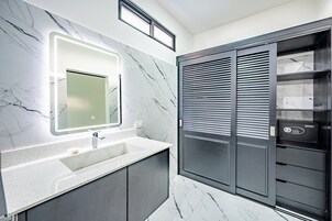 Signature Room, 1 King Bed, Balcony | Bathroom | Shower, towels, soap, shampoo