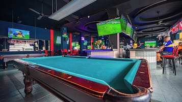 Pool views, serves breakfast, lunch, and dinner